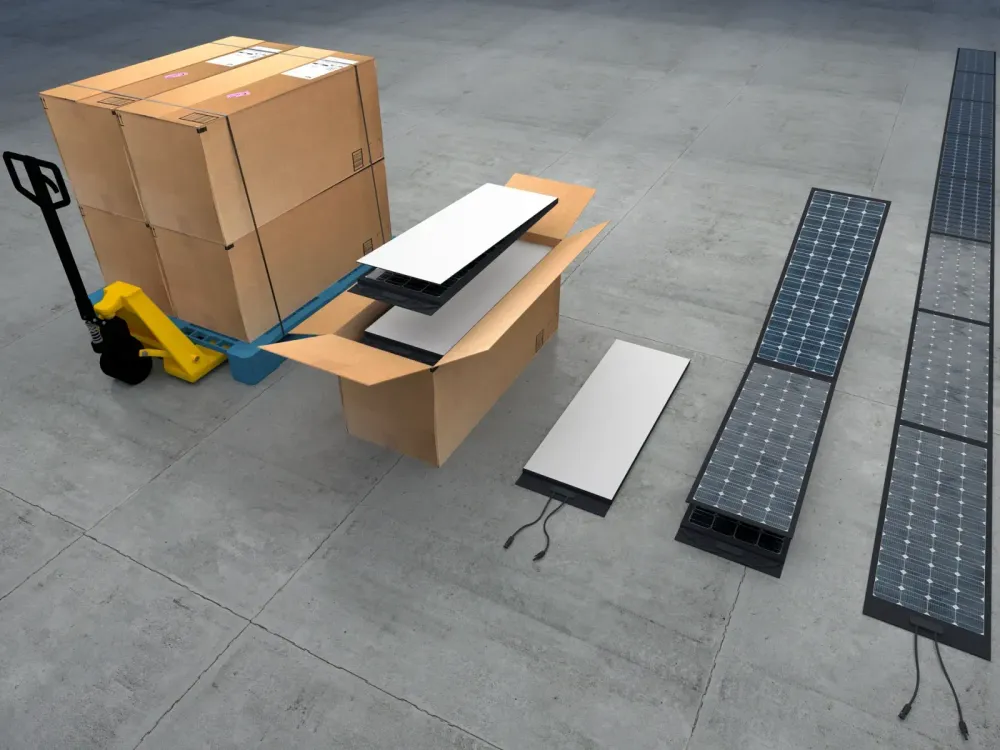 Faltbare Solarpanels in Versandkartons und ausgebreitet auf Betonboden neben einem Hubwagen.