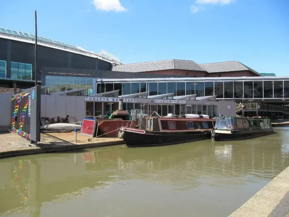Tooleys Boatyard und schmale Boote am Kanal bei Sonnenschein